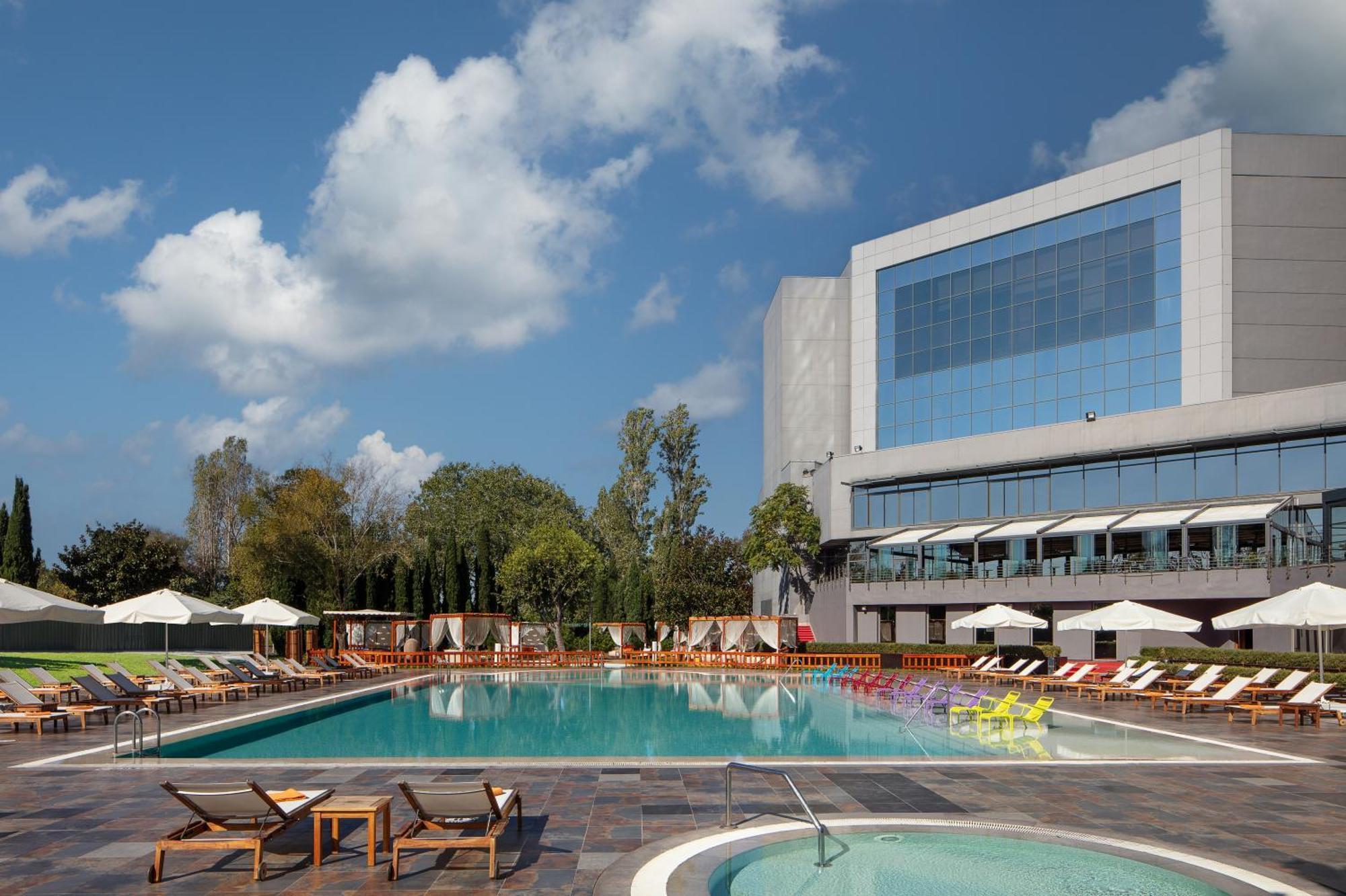 Sheraton Istanbul Atakoy Hotel Exteriér fotografie The hotel's swimming pool