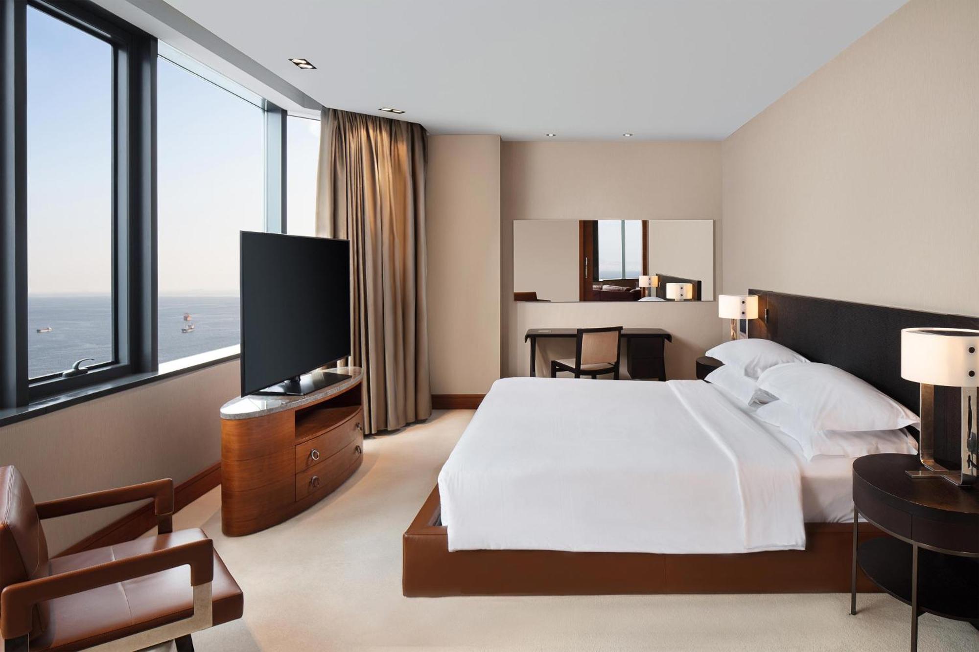 Sheraton Istanbul Atakoy Hotel Exteriér fotografie A bedroom at the Jumeirah Emirates Towers Hotel
