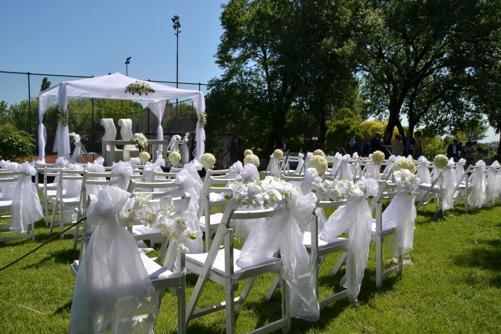 Sheraton Istanbul Atakoy Hotel Exteriér fotografie A wedding at the park