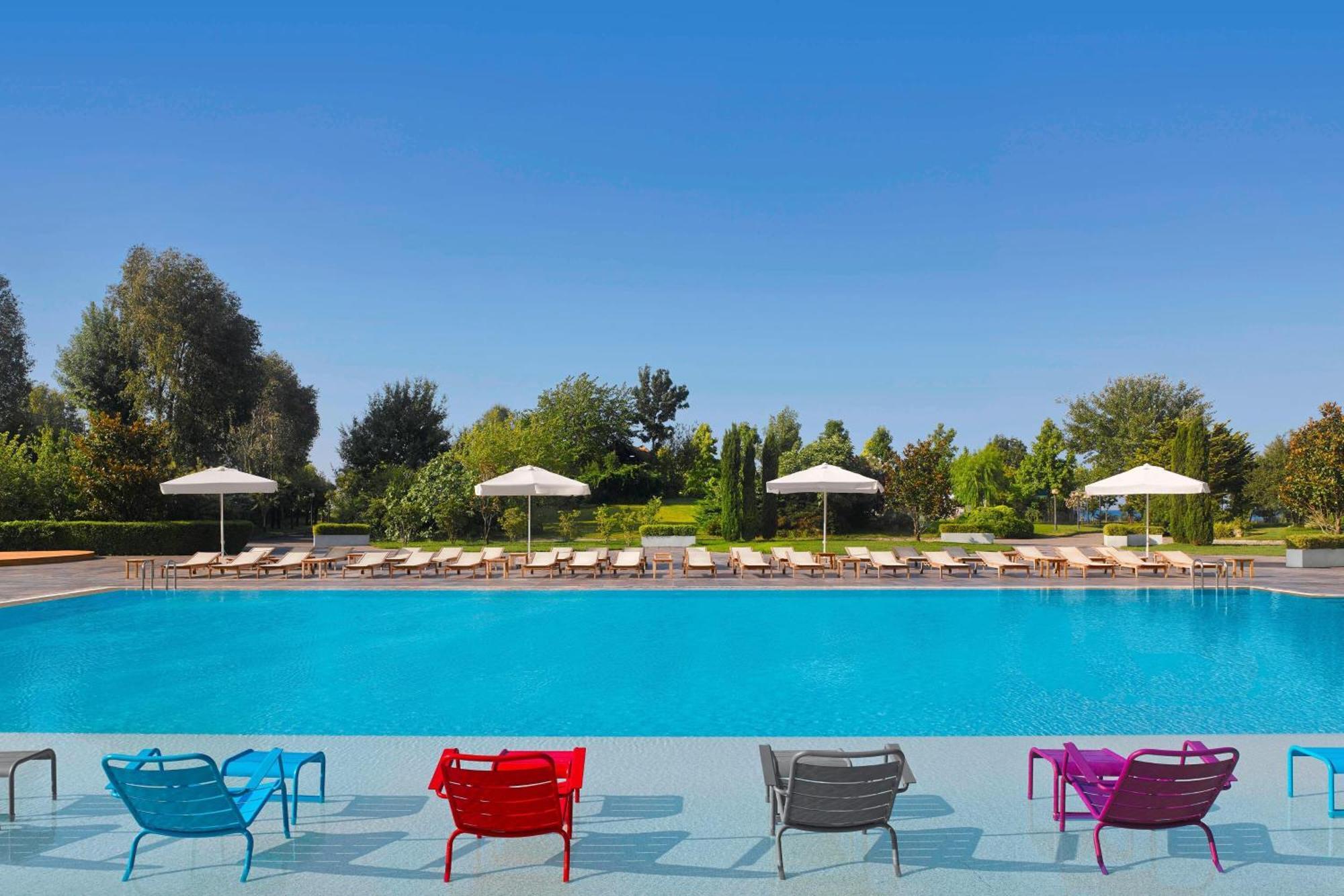 Sheraton Istanbul Atakoy Hotel Exteriér fotografie The pool at the hotel