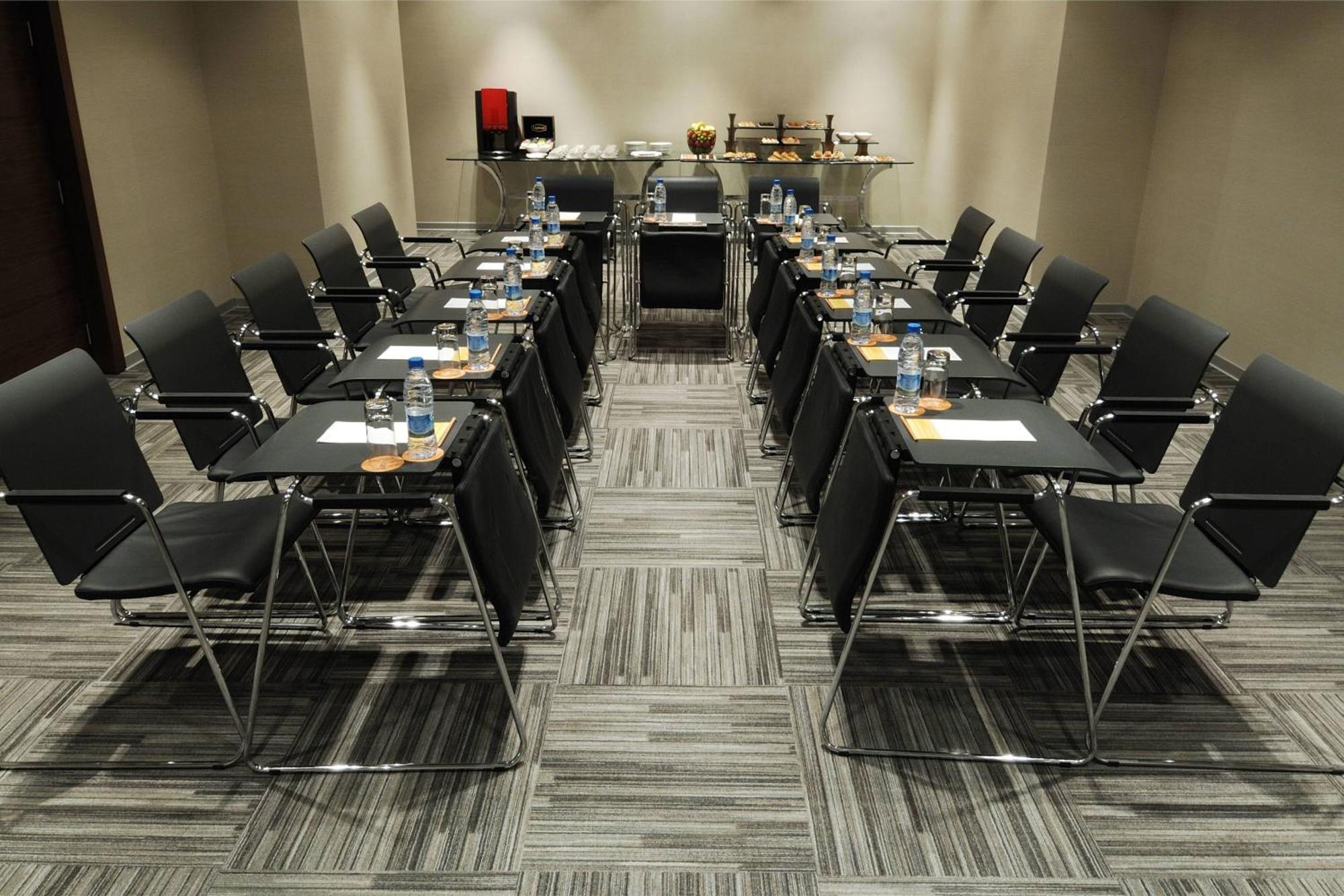 Sheraton Istanbul Atakoy Hotel Exteriér fotografie A meeting room at a hotel