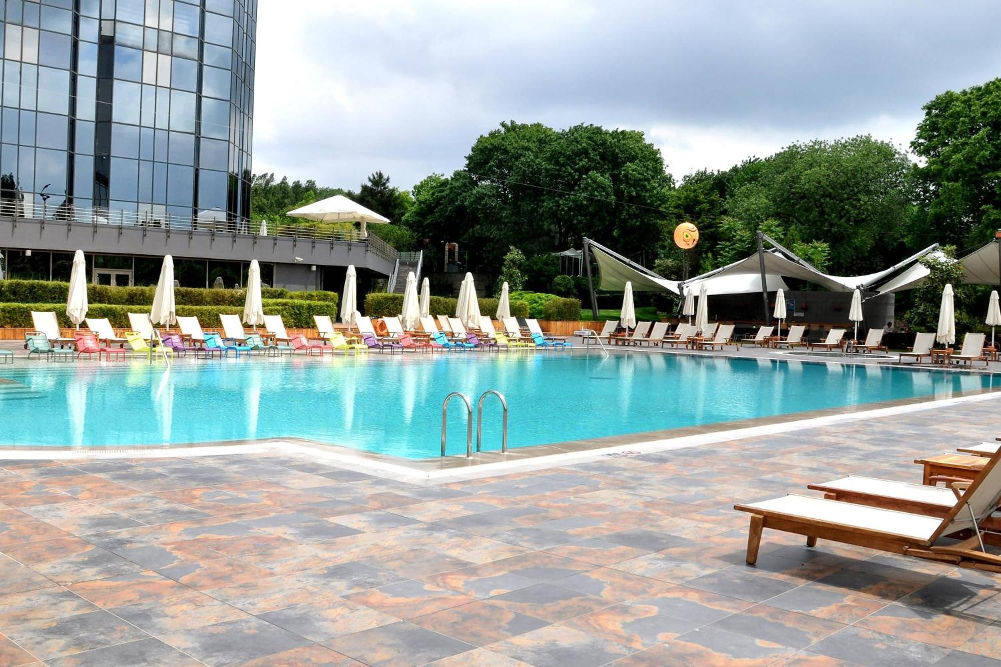 Sheraton Istanbul Atakoy Hotel Exteriér fotografie The pool at the hotel