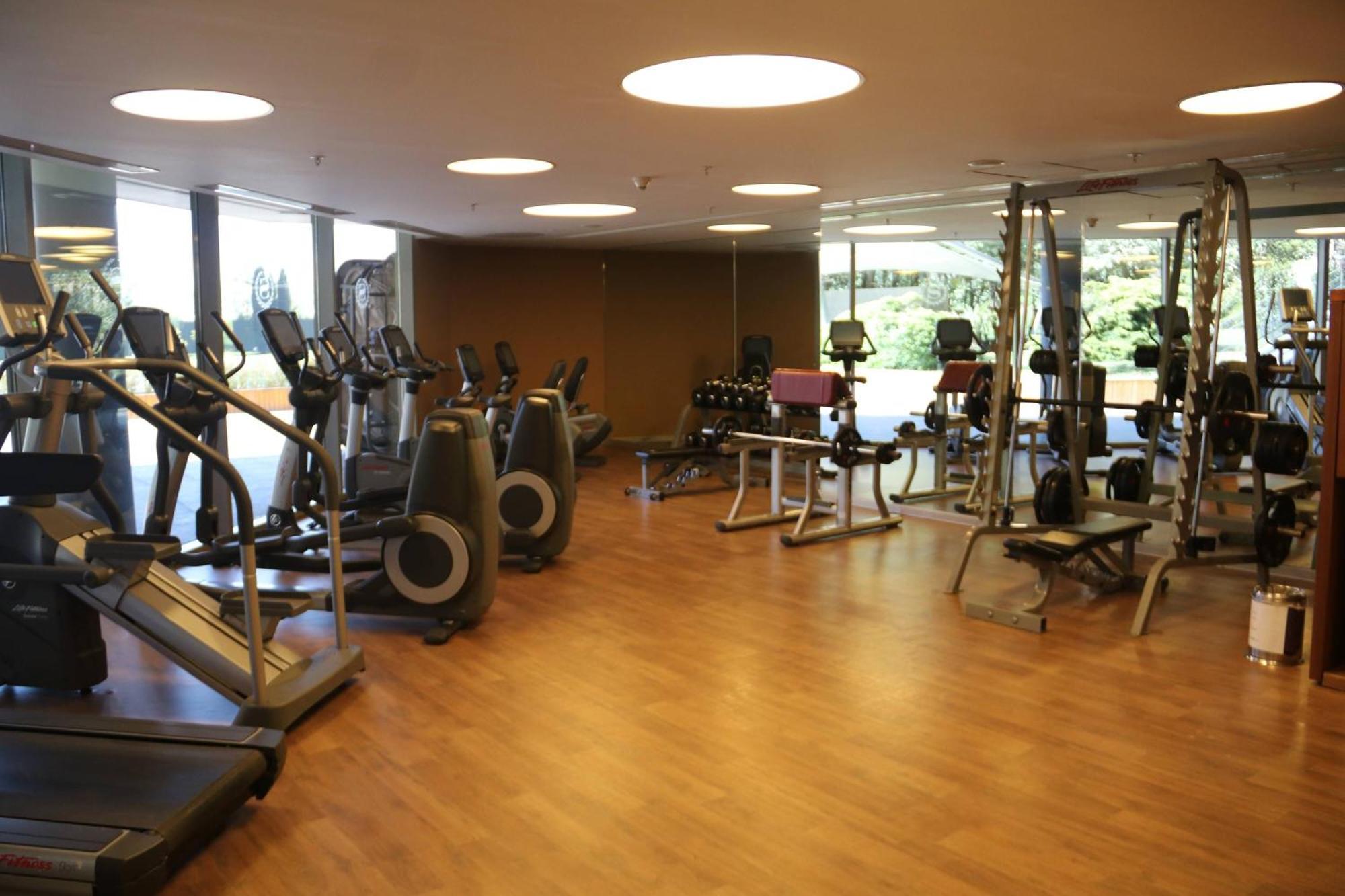 Sheraton Istanbul Atakoy Hotel Exteriér fotografie The gym at the hotel