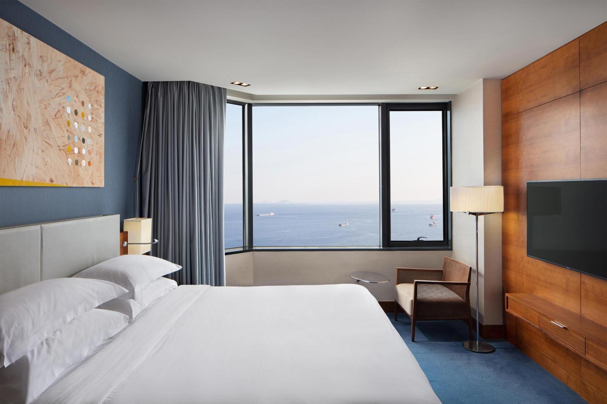 Sheraton Istanbul Atakoy Hotel Exteriér fotografie A guest room at the hotel