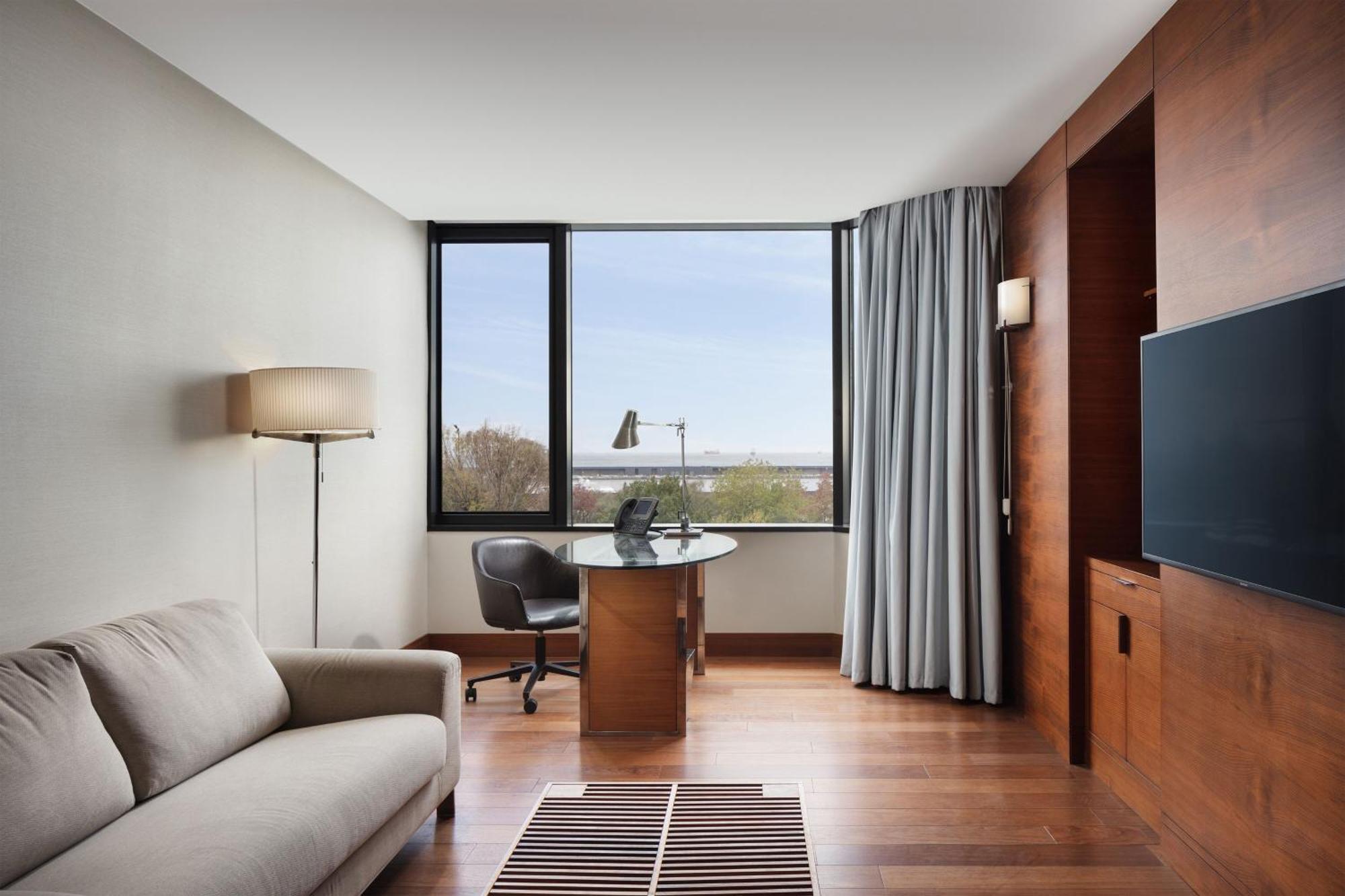 Sheraton Istanbul Atakoy Hotel Exteriér fotografie A room at the hotel