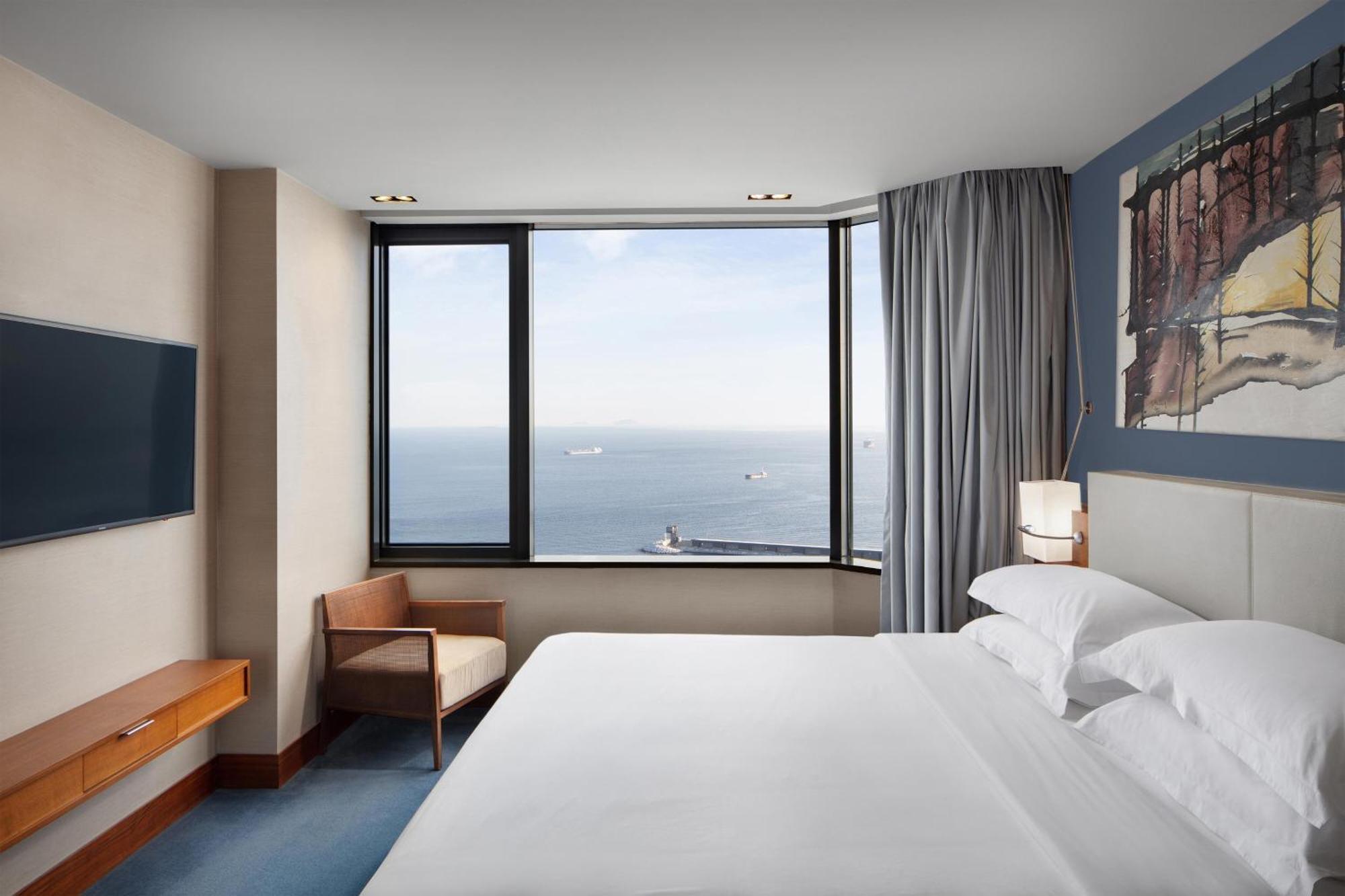 Sheraton Istanbul Atakoy Hotel Exteriér fotografie A guest room at the hotel