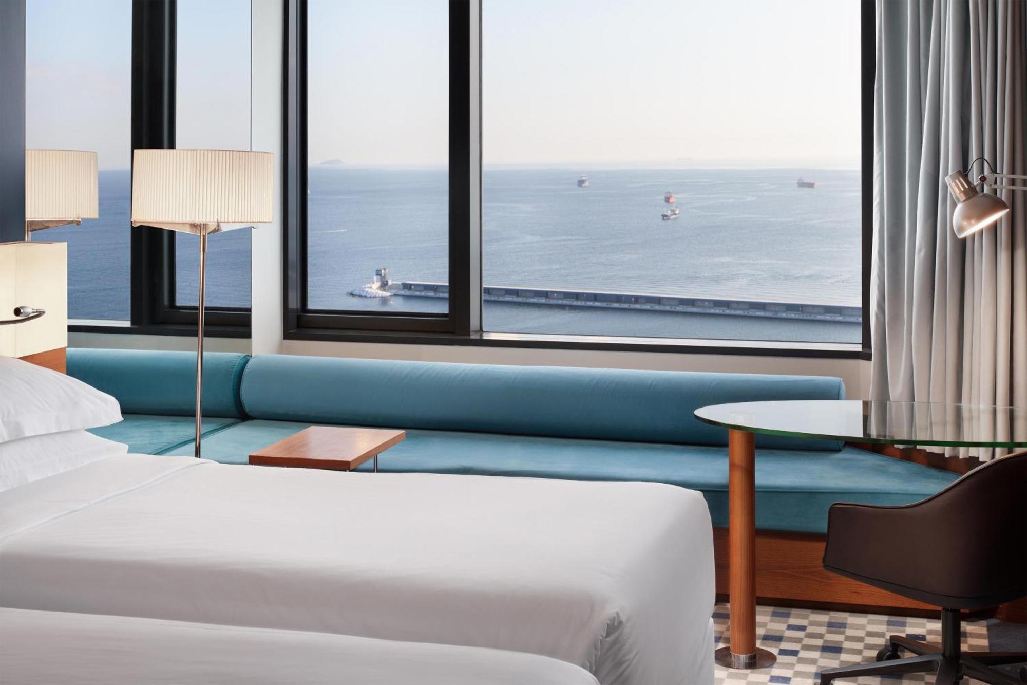 Sheraton Istanbul Atakoy Hotel Exteriér fotografie A guest room at the hotel