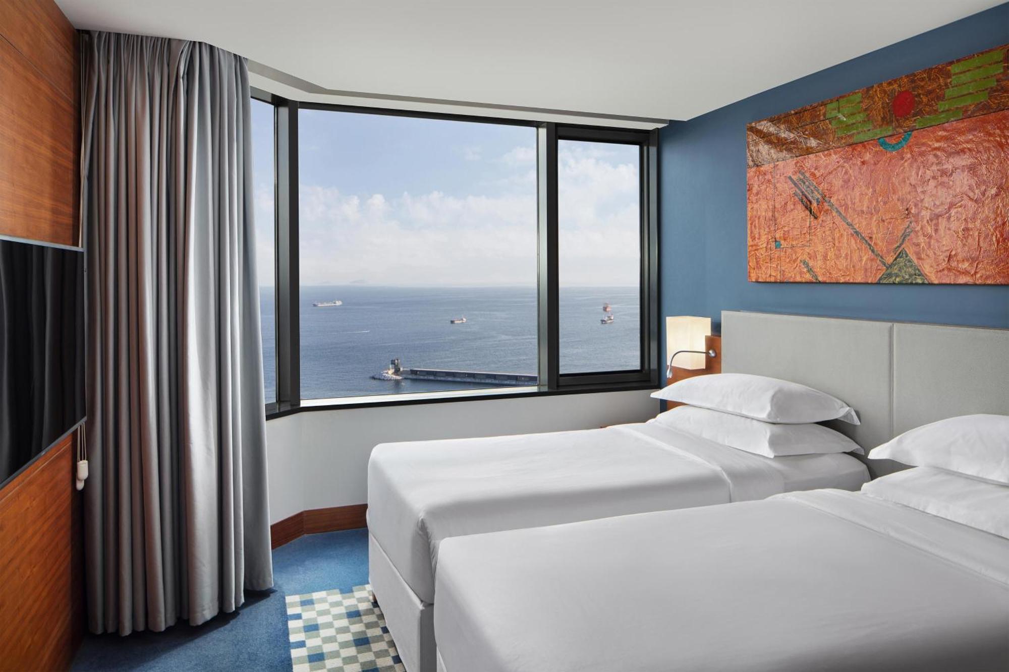Sheraton Istanbul Atakoy Hotel Exteriér fotografie A guest room at the hotel