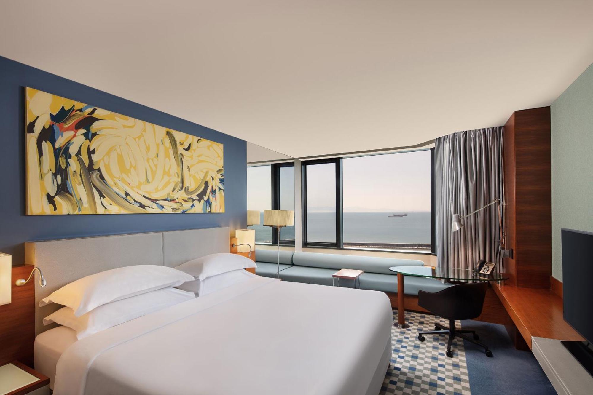 Sheraton Istanbul Atakoy Hotel Exteriér fotografie A guest room at the hotel